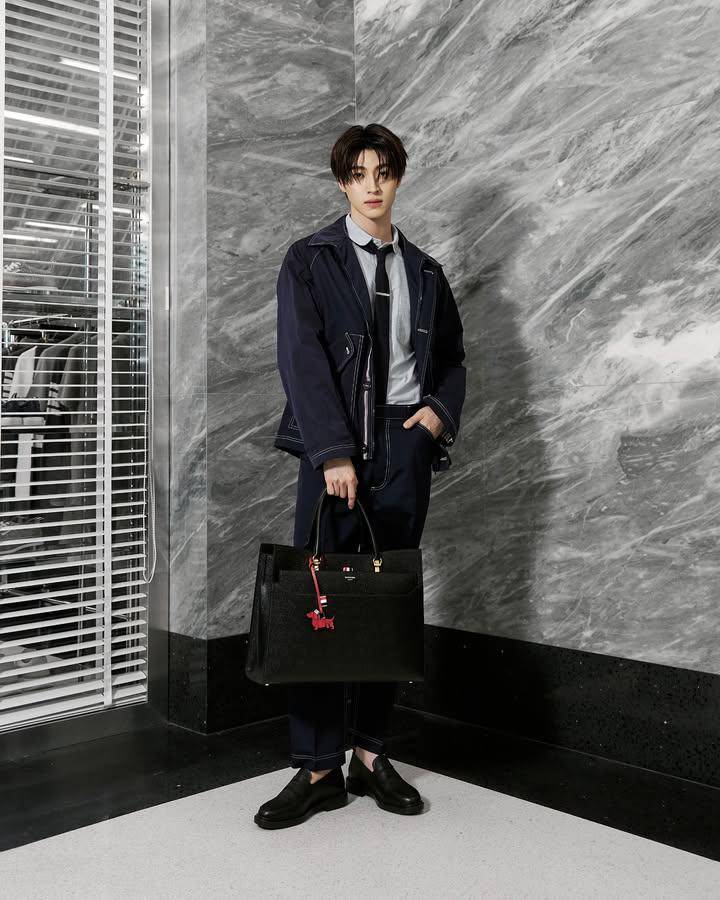 styling outfit pakai dasi ala Blue Pongtiwat (instagram.com/blue_pongtiwat)