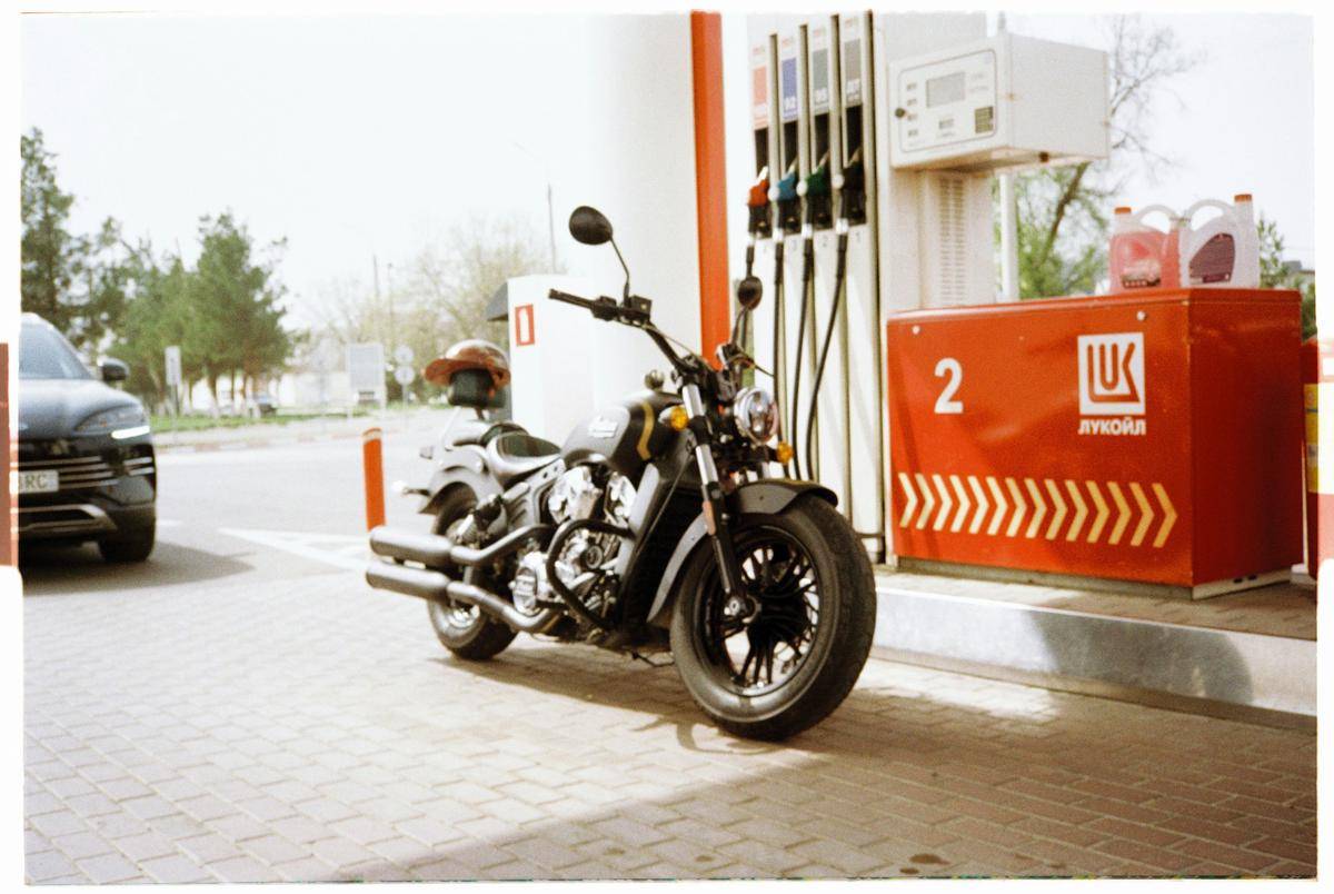 ilustrasi mengisi bensin motor (unsplash.com/Damir Semirkhanov)