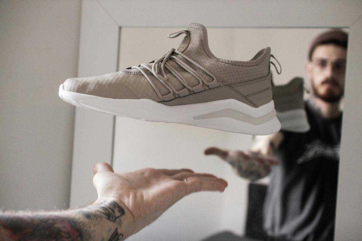 ilustrasi pria membeli sneakers (unsplash.com/@felirbe)
