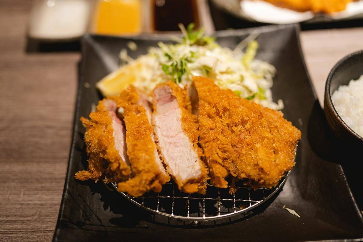 ilustrasi menu bistik ayam dengan sepiring nasi