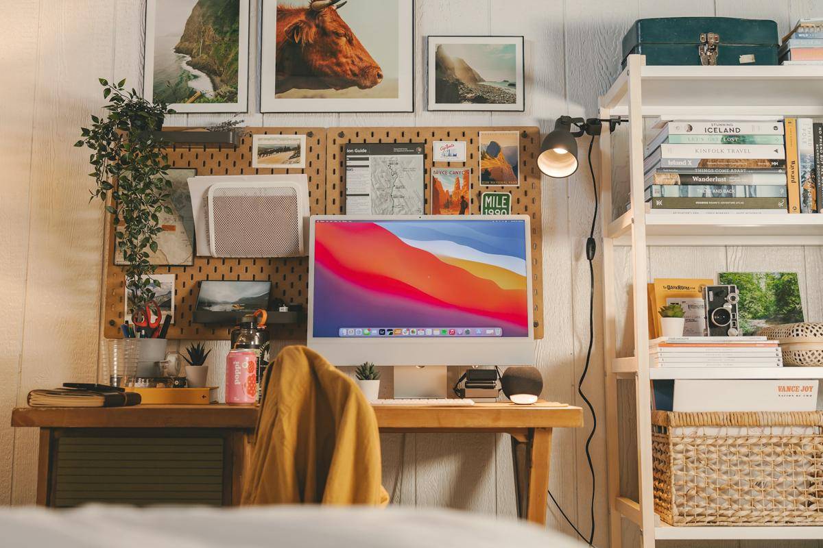 Ilustrasi meja kerja dengan banyak buku dan kotak penyimpanan (Unsplash.com/ Hans)