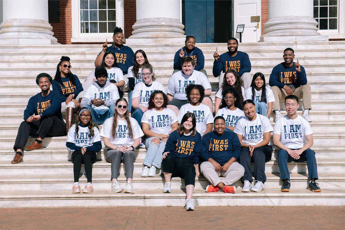 Para mahasiswa University of Virginia yang menerima program Hoos First, inisiatif yang menawarkan dukungan kepada mahasiswa generasi pertama. (virginia.edu)
