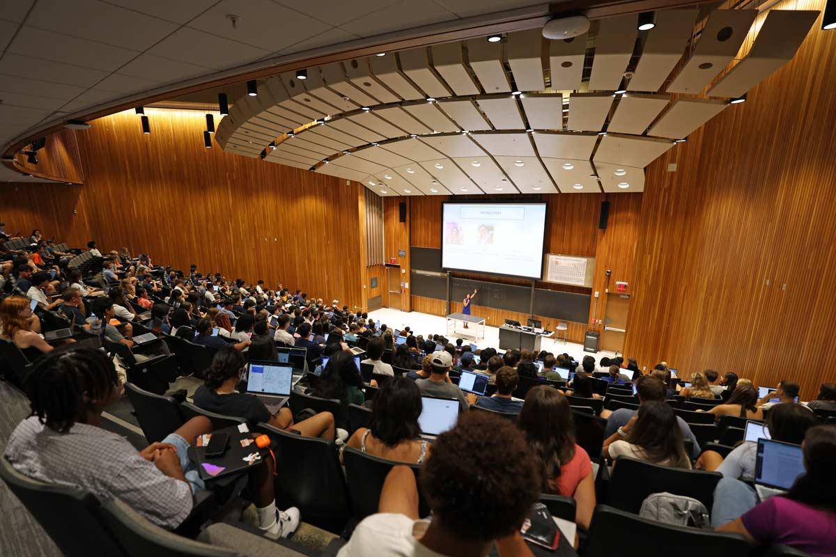 Para mahasiswa di University of Virginia (virginia.edu)