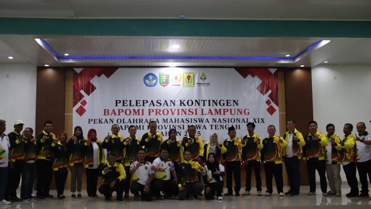 Ketua umum KONI Lampung, Taufik Hidayat bersama kontingen POMNAS Lampung. (IDN Times/istimewa)