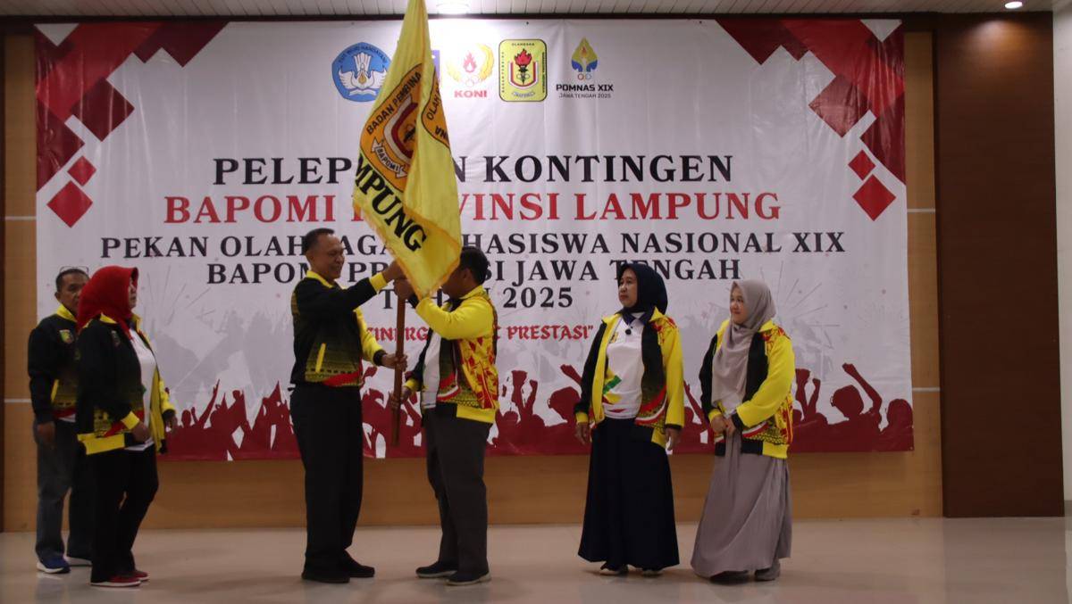 Ketua umum KONI Lampung, Taufik Hidayat saat melepas POMNAS. (IDN Times/istimewa)