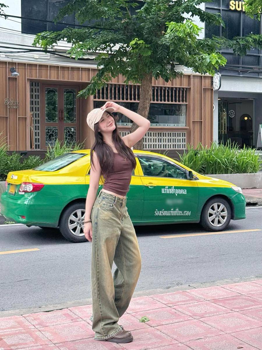 potret ide OOTD kasual bergaya santai ala Ploy Natcha