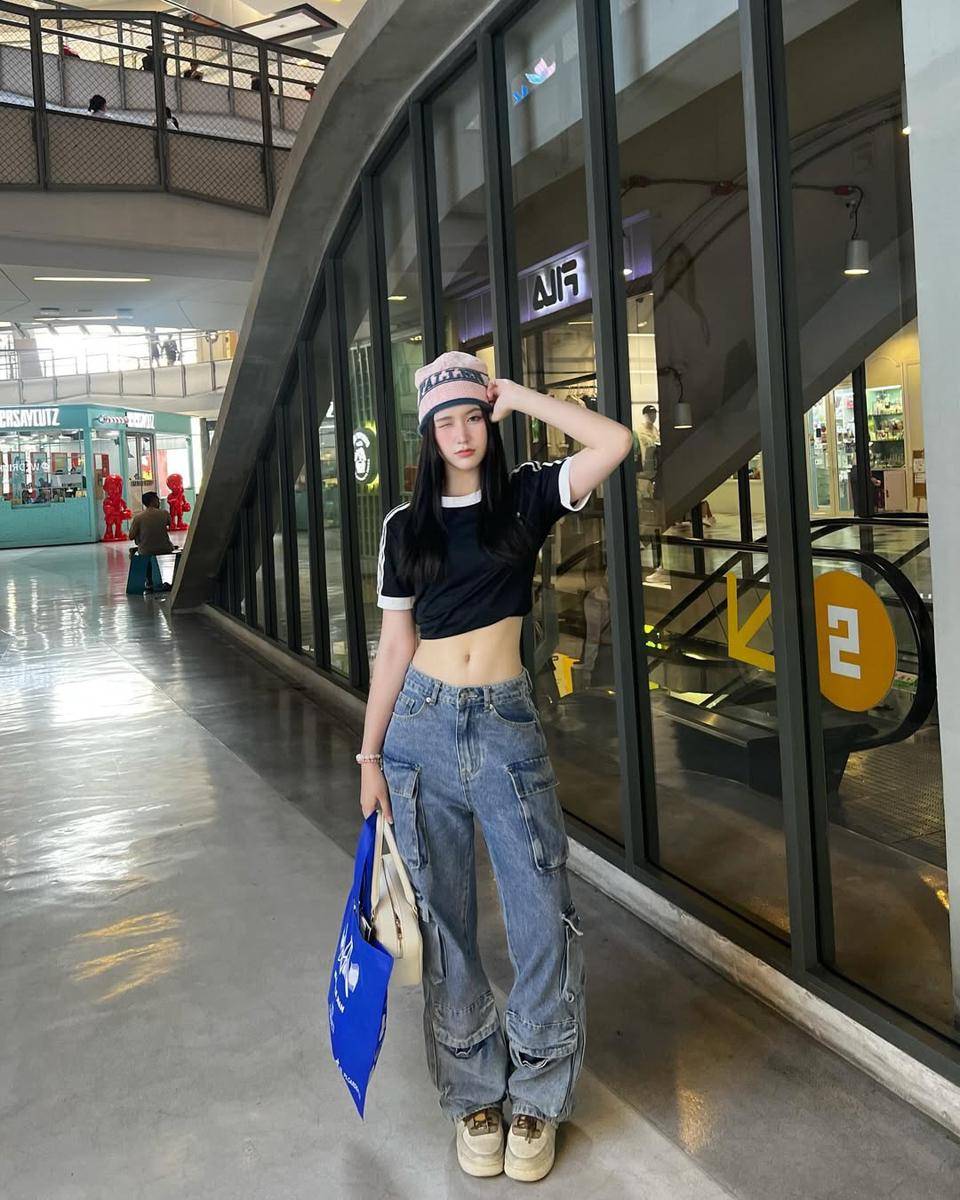 potret ide OOTD kasual yang energik ala Ploy Natcha