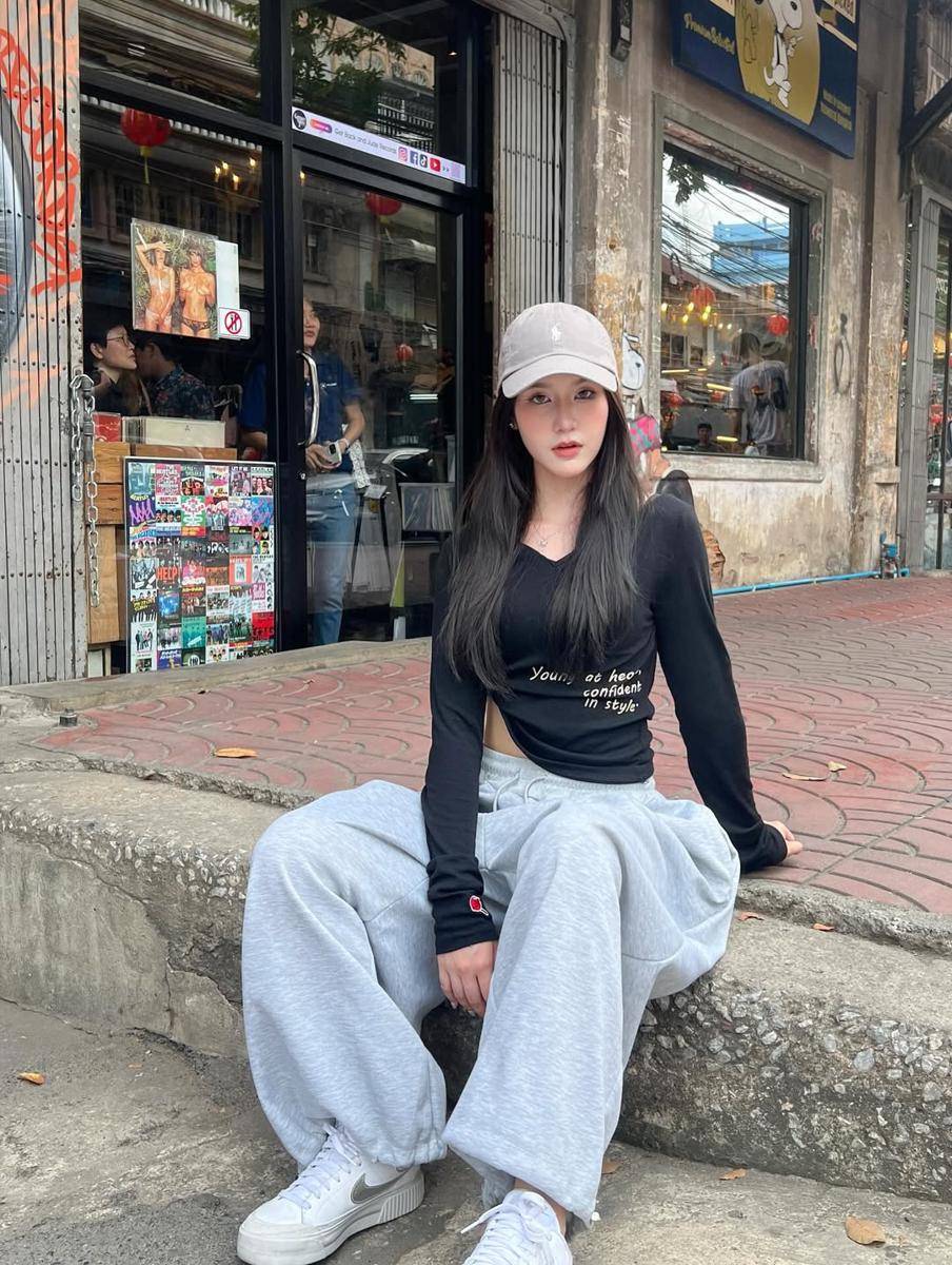 potret ide OOTD kasual sporty ala Ploy Natcha