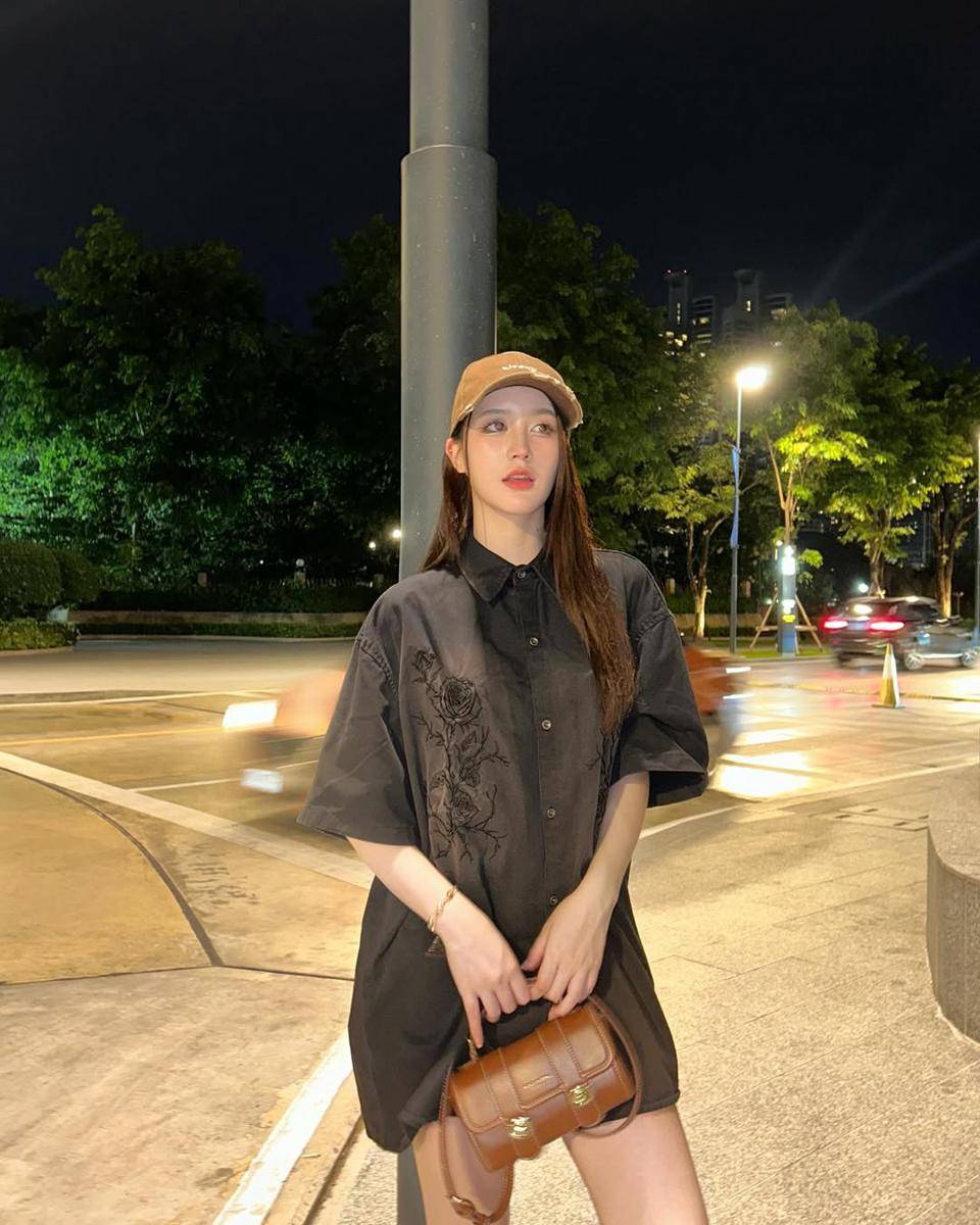 potret ide OOTD kasual feminin ala Ploy Natcha