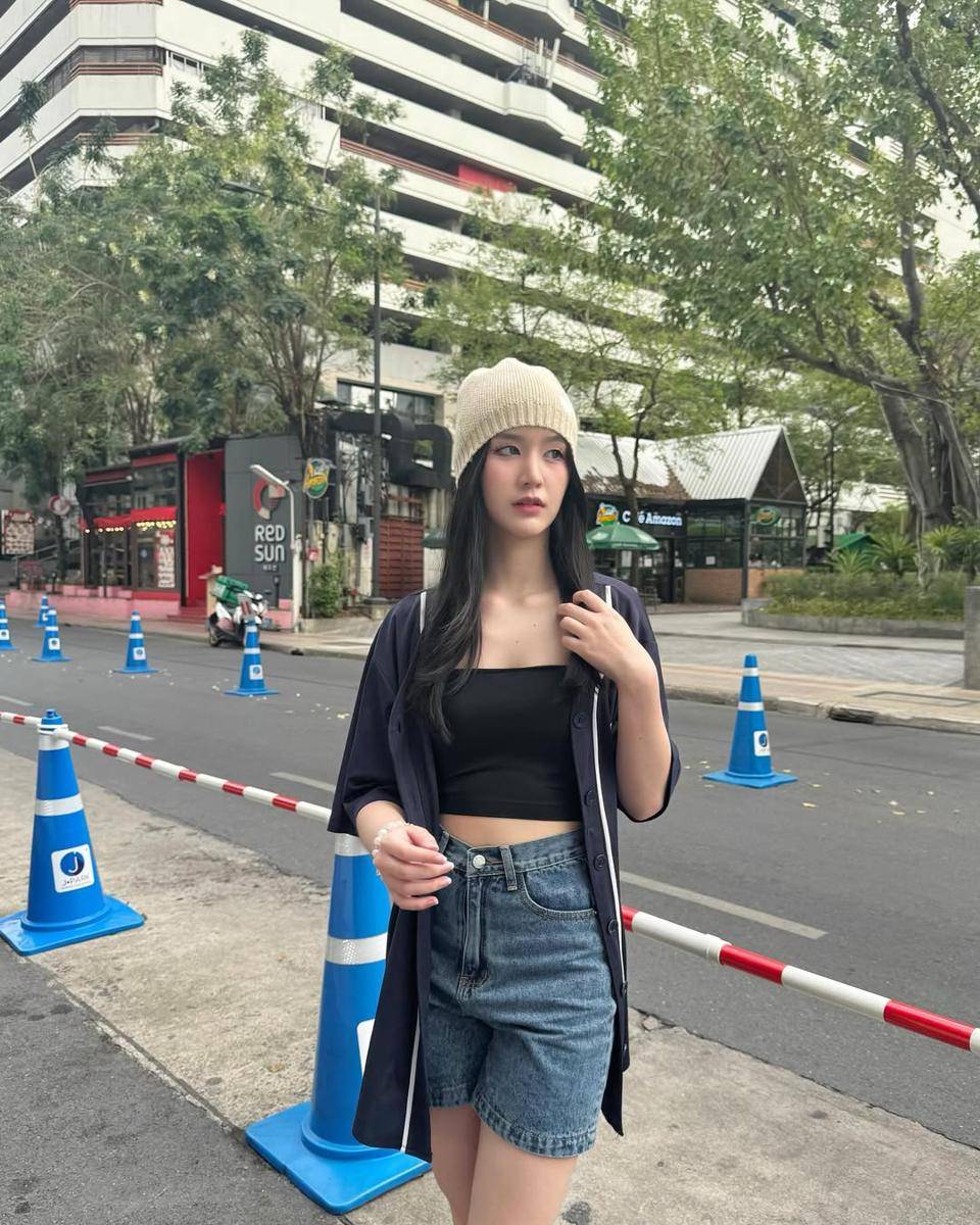 potret ide OOTD bergaya chill ala Ploy Natcha