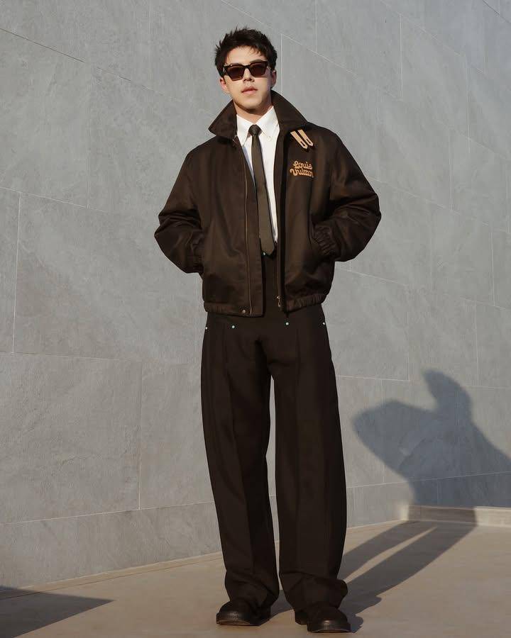Outfit pakai kacamata ala Nine Naphat