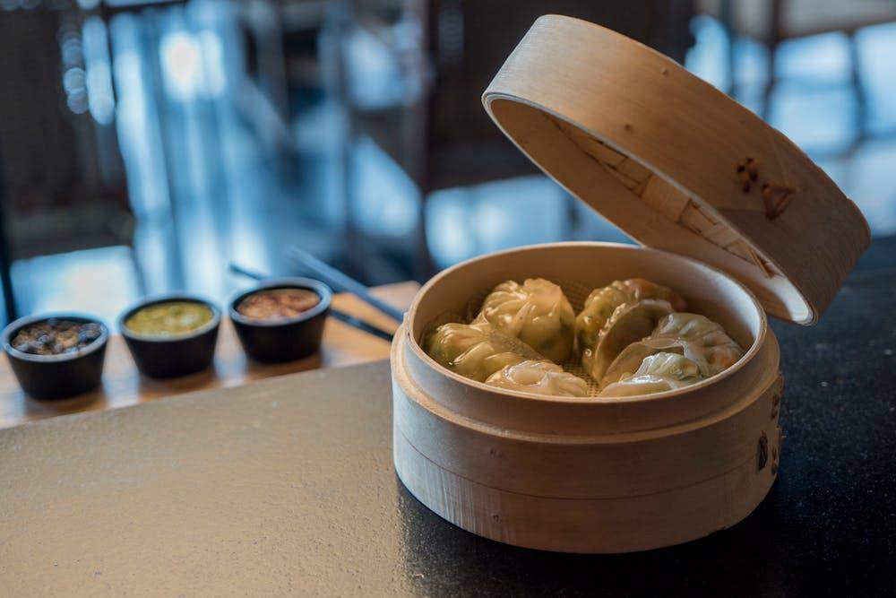 ilustrasi dimsum dalam klakat bambu 