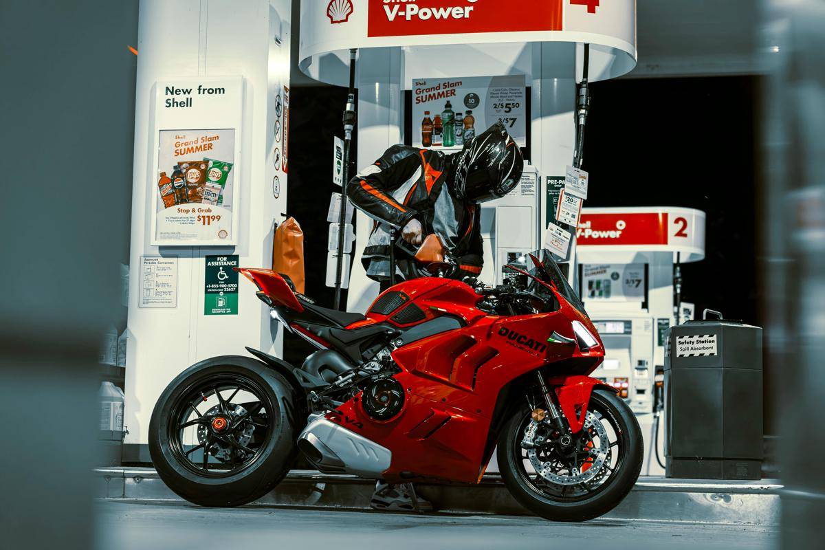 ilustrasi mengisi bensin motor (pexels.com/Bradley De Melo)