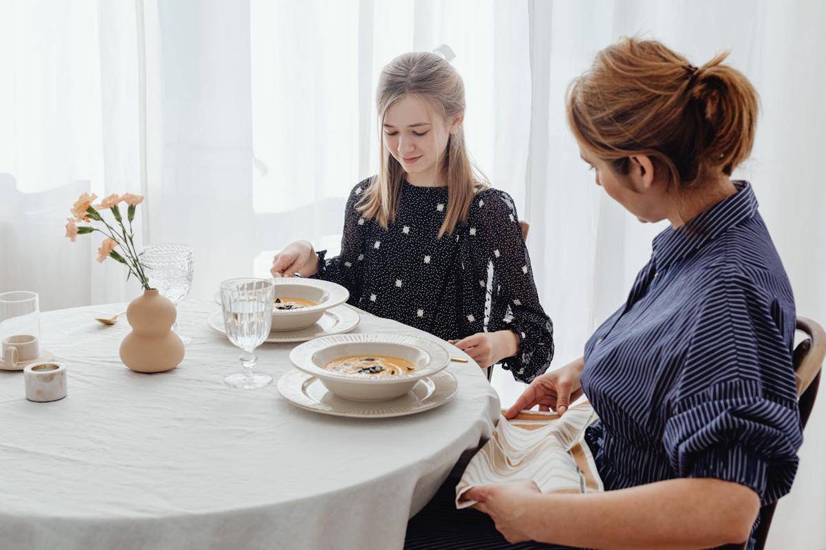 illustrasi makan bersama (pexels.com/Photo By: Kaboompics.com)