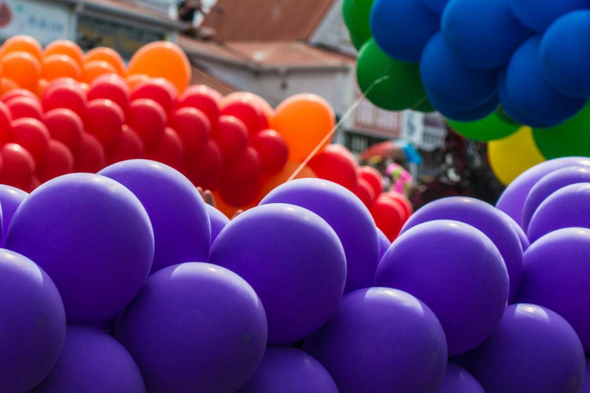 kumpulan balon helium untuk acara resmi (pexels.com/Layton Findlater)