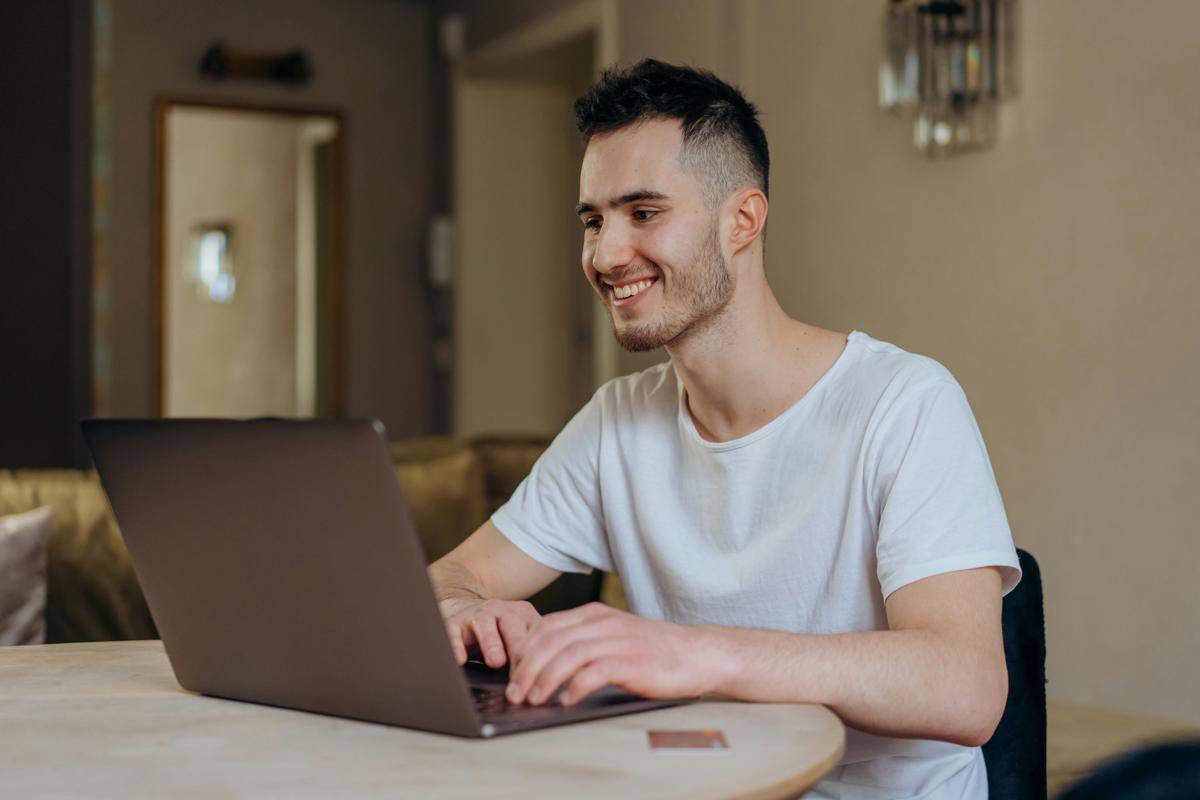 ilustrasi pria dengan laptop (pexels.com/Mikhail Nilov)