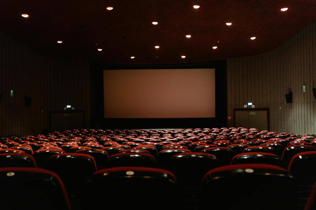 ilustrasi suasana bioskop sebelum film dimulai (pexels.com/Tima Miroshnichenko)