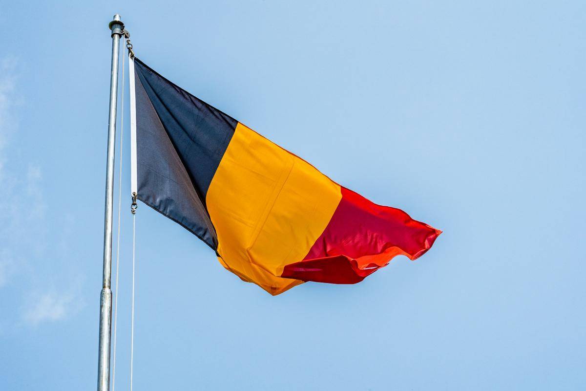 bendera Rumania. (unsplash.com/chris robert)