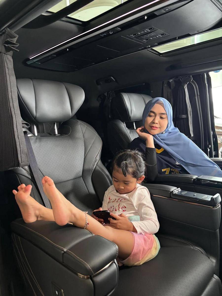 potret Ria Ricis dan Moana