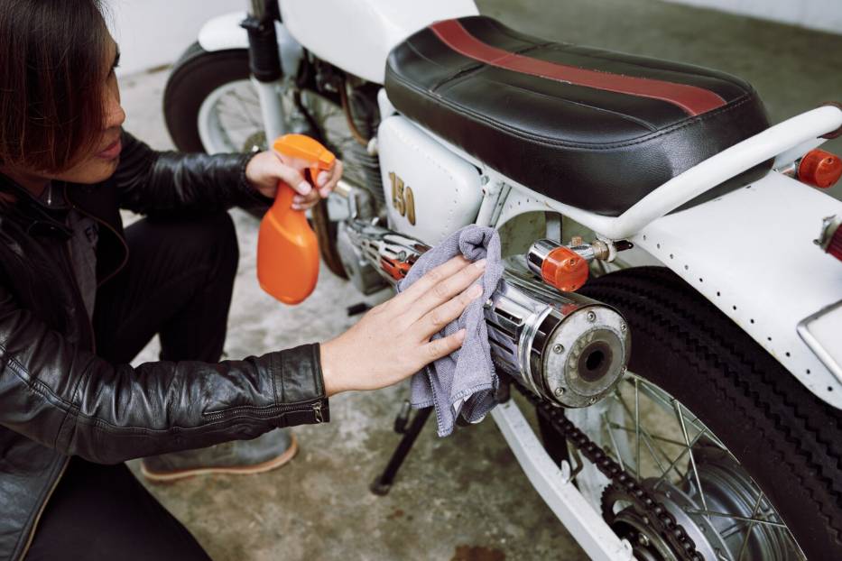 ilustrasi mengelap knalpot motor (freepik.com/pressfoto)