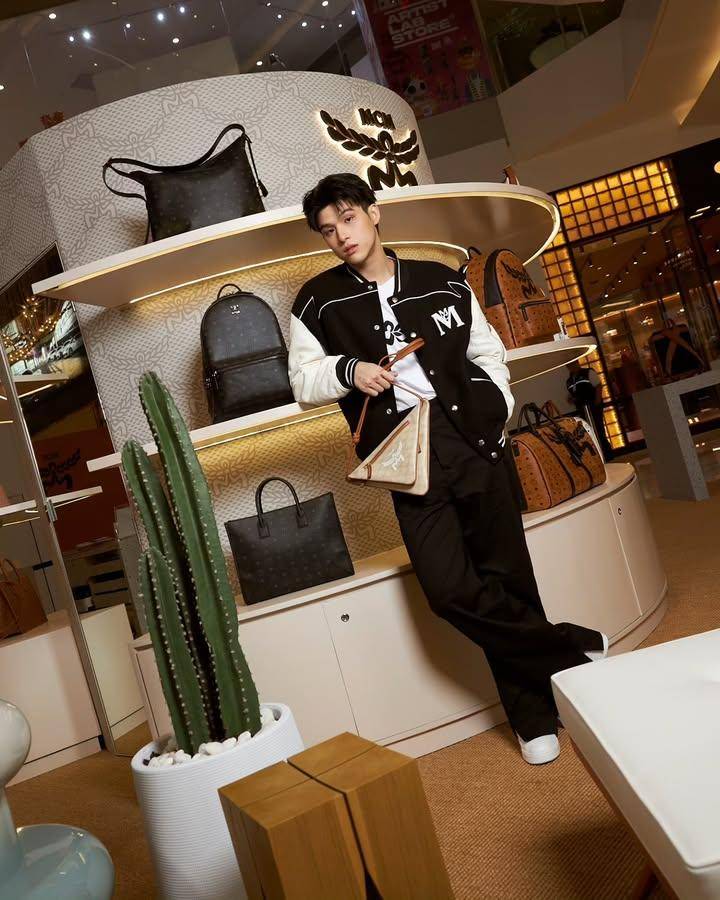 Outfit pakai sneakers ala Sky Wongravee 