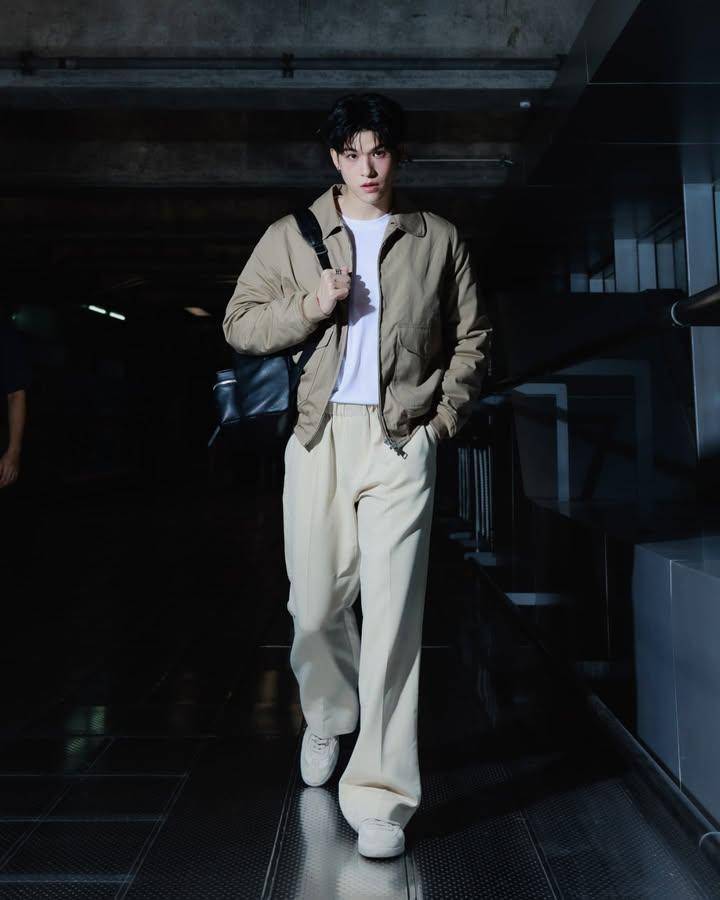 Outfit pakai sneakers putih ala Sky Wongravee 