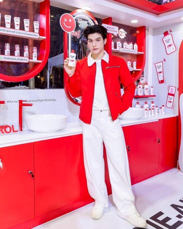 OOTD pakai sneakers putih ala Sky Wongravee 