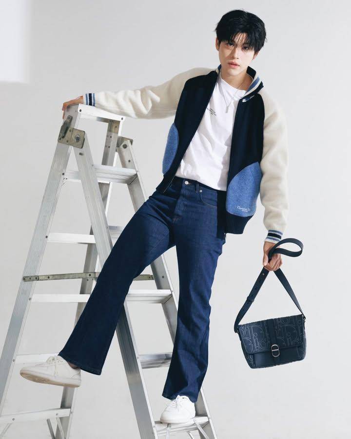 Gaya pakai sneakers putih ala Sky Wongravee