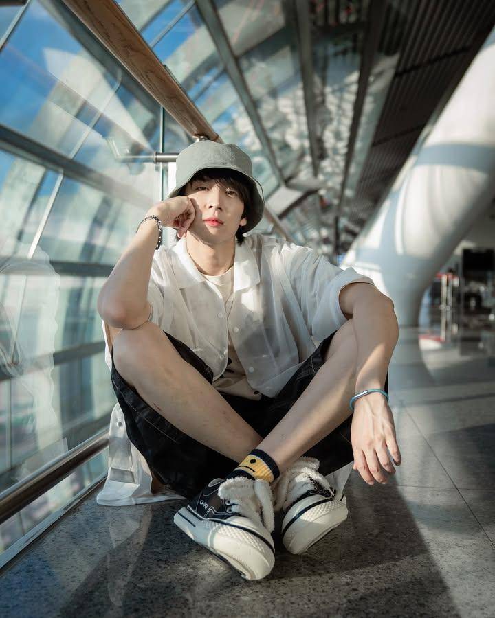 outfit airport look ala Pon Thanapon (Instagram.com/thana_pon)