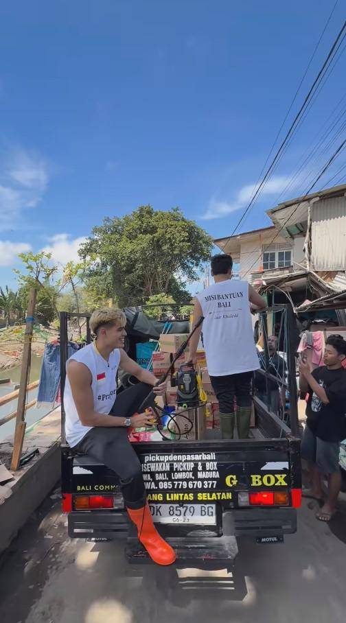 Aisar Khaled Bantu Membersihkan Sampah Bali (Instagram.com/aisar_khaledd)