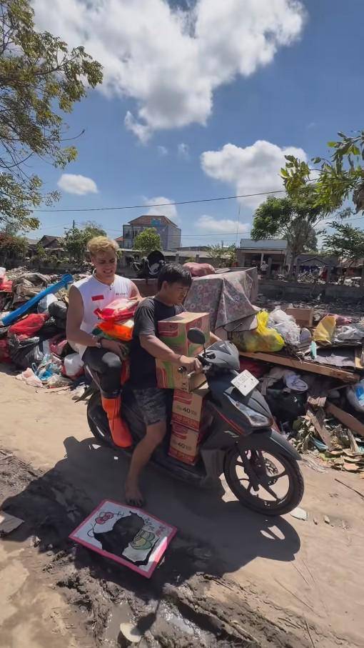 Aisar Khaled Bantu Membersihkan Sampah Bali (Instagram.com/aisar_khaledd)