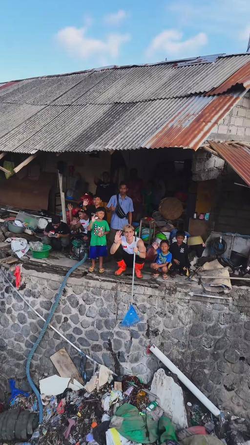 Aisar Khaled Bantu Membersihkan Sampah Bali (Instagram.com/aisar_khaledd)