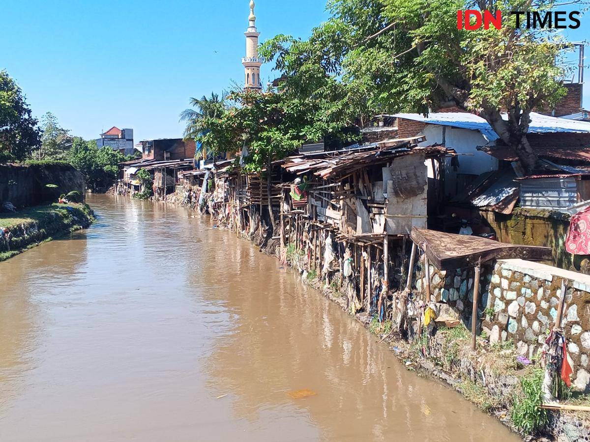 Pemukiman warga di pinggir sungai di Kota Mataram.