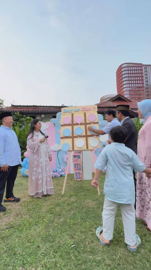 Gender Reveal Kehamilan Istri Frans Faisal (Instagram.com/fuji_an)