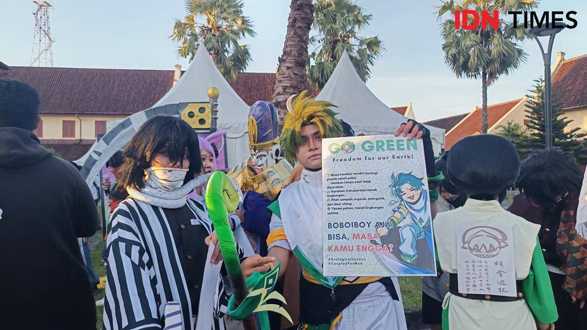 Cosplayer Nagi (19) berpose dengan kostum BoBoiBoy Rimba dalam lomba cosplay Festival Media 2025 di Benteng Ujung Pandang, Makassar, Sabtu (13/9/2025). (IDN Times/Asrhawi Muin)