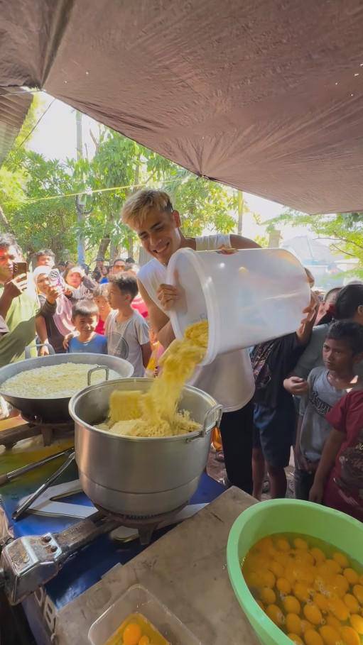 Aisar Khaled Bantu Membersihkan Sampah Bali (Instagram.com/aisar_khaledd)