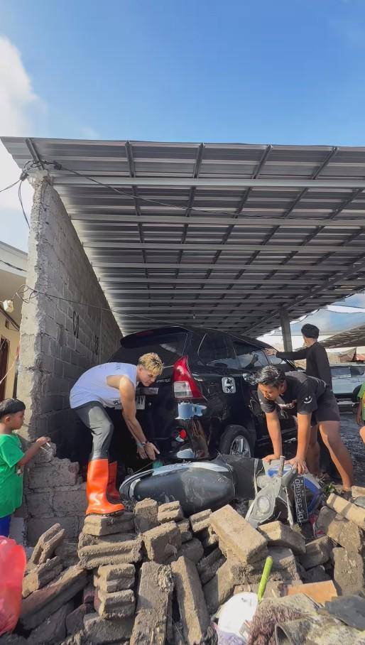 Aisar Khaled Bantu Membersihkan Sampah Bali (Instagram.com/aisar_khaledd)