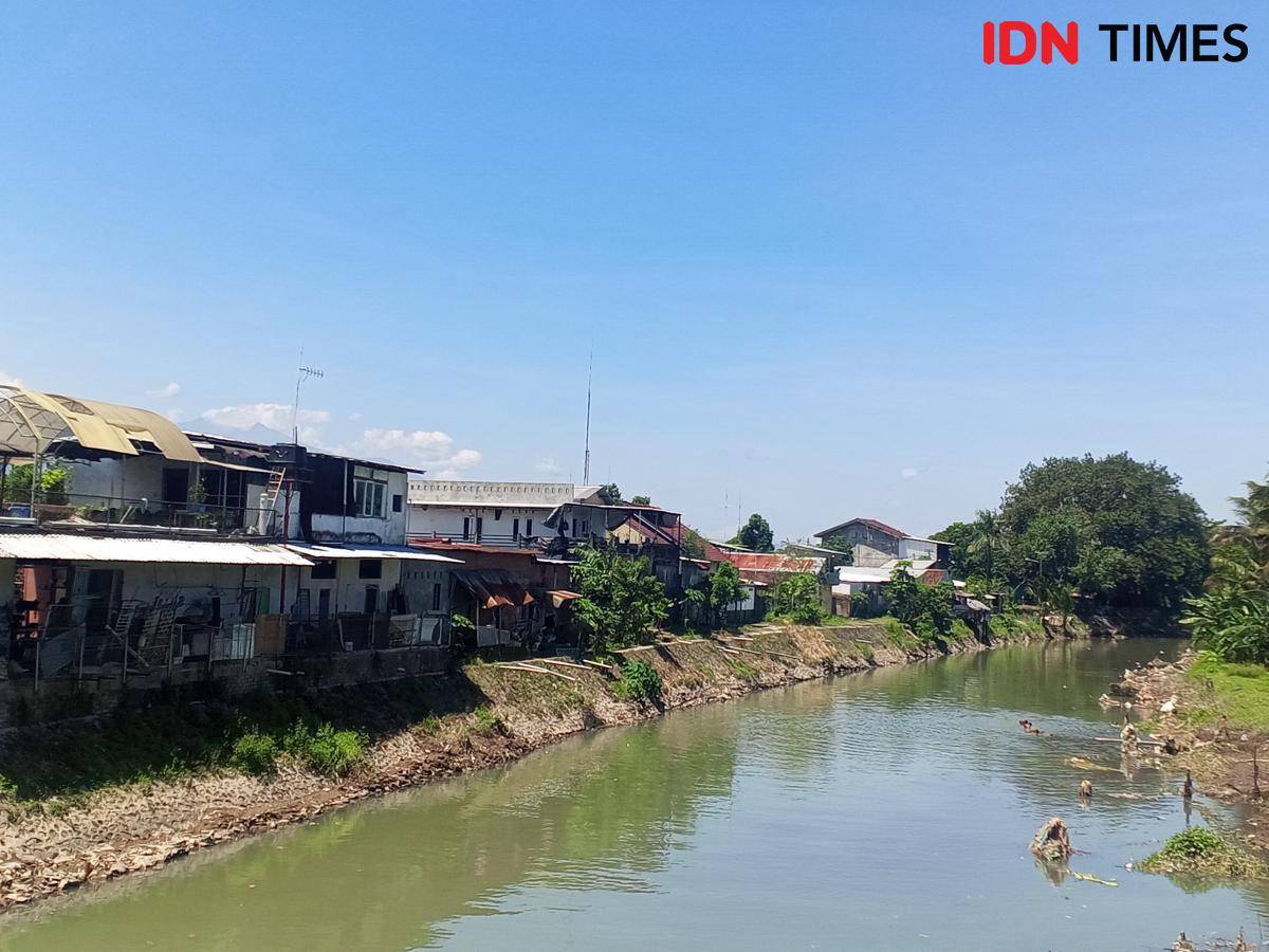 Bangunan yang berdiri di pinggir Sungai Jangkuk Kota Mataram.