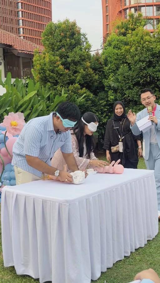 Gender Reveal Kehamilan Istri Frans Faisal (Instagram.com/fuji_an)