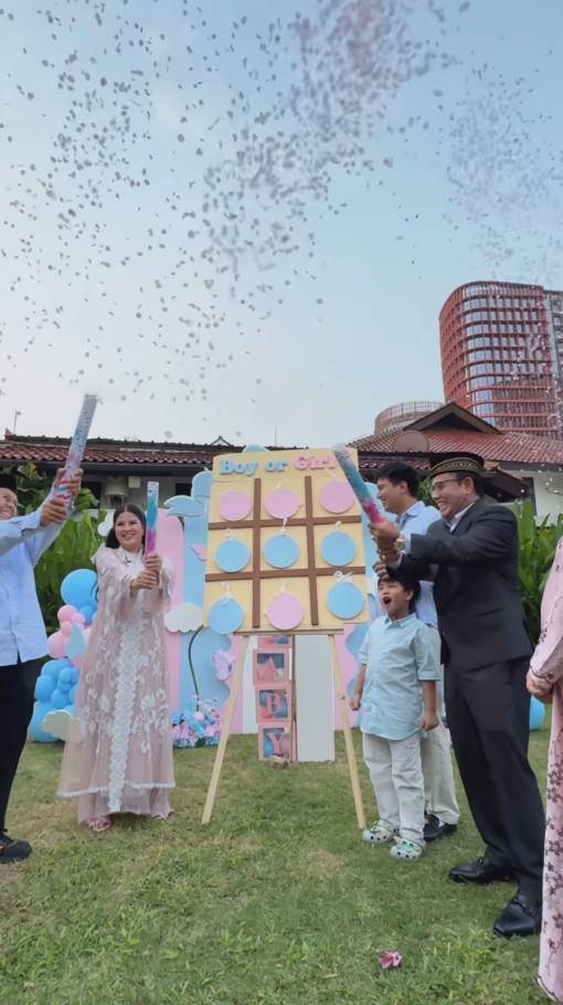 Gender Reveal Kehamilan Istri Frans Faisal (Instagram.com/fuji_an)