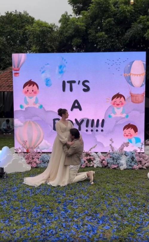 Gender Reveal Vika Kolesnaya (Instagram.com/farahcarpetsofficial)