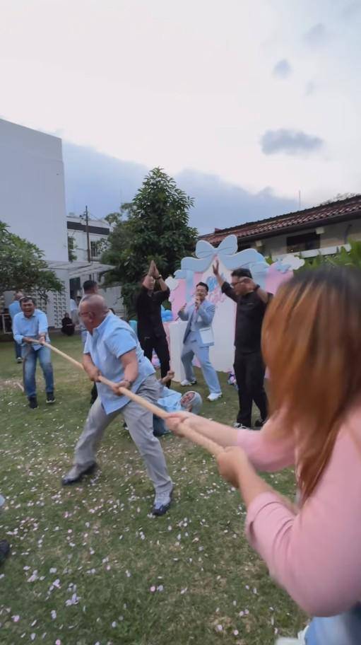 Gender Reveal Kehamilan Istri Frans Faisal (Instagram.com/fuji_an)