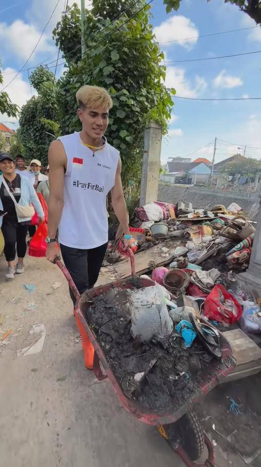Aisar Khaled Bantu Membersihkan Sampah Bali (Instagram.com/aisar_khaledd)