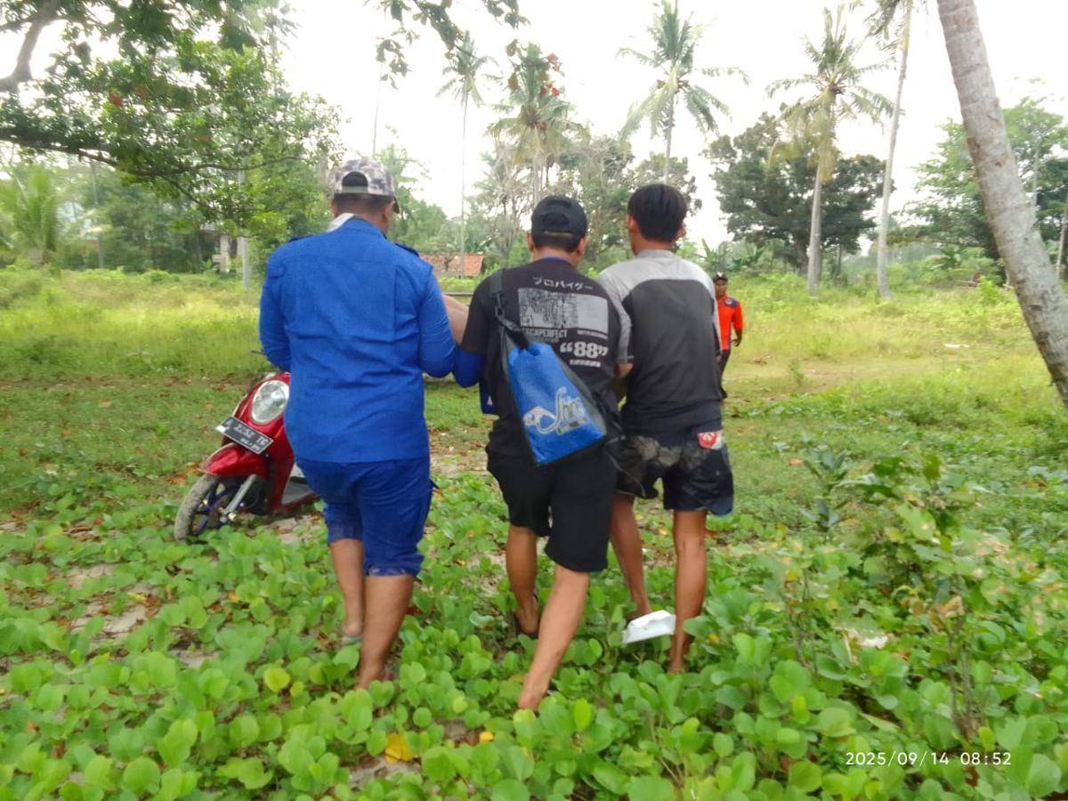 Wisatawan terseret ombak di pantai Cinangka (Dok. Basarnas )