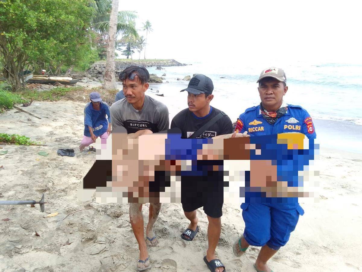 Wisatawan terseret ombak di pantai Cinangka (Dok. Basarnas )