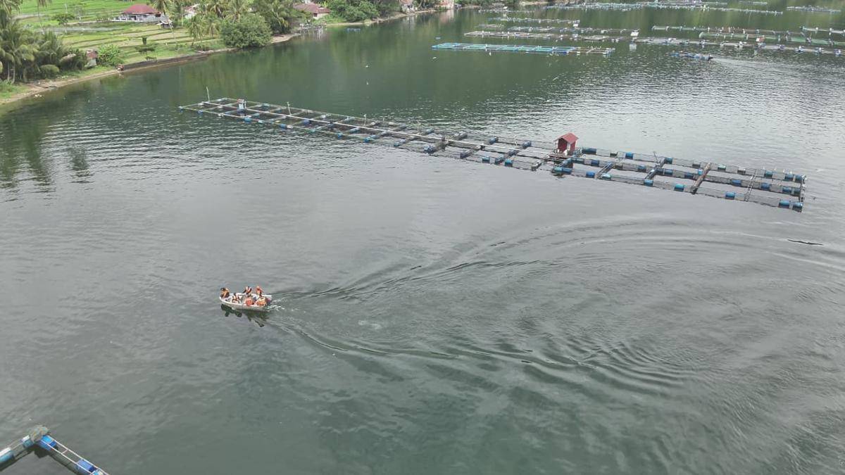 Tim Basarnas melakukan pencarian di Danau Maninjau