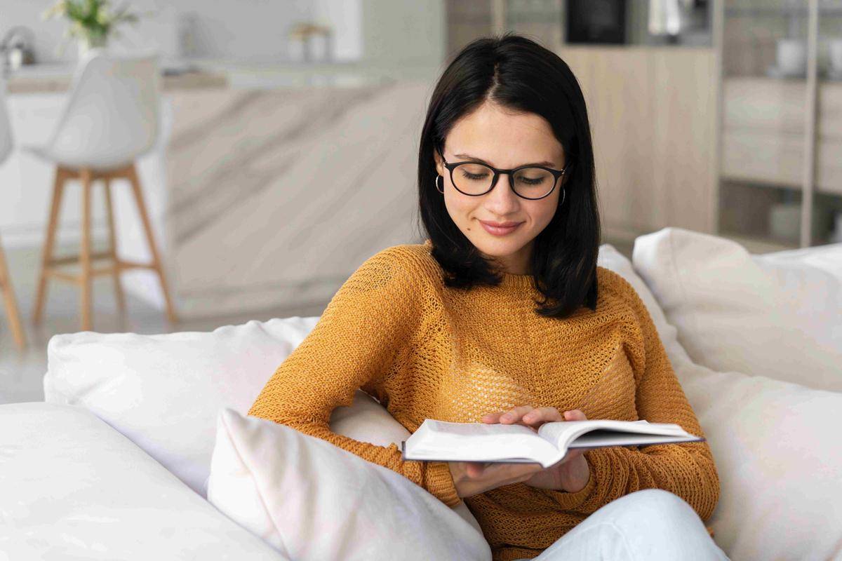 ilustrasi membaca buku (freepik.com/freepik)