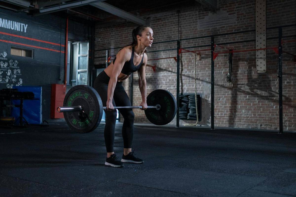 ilustrasi deadlift (pexels.com/cottonbro studio)