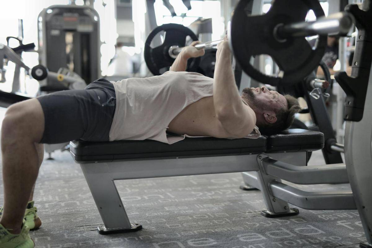 ilustrasi bench press (pexels.com/Andrea Piacquadio)