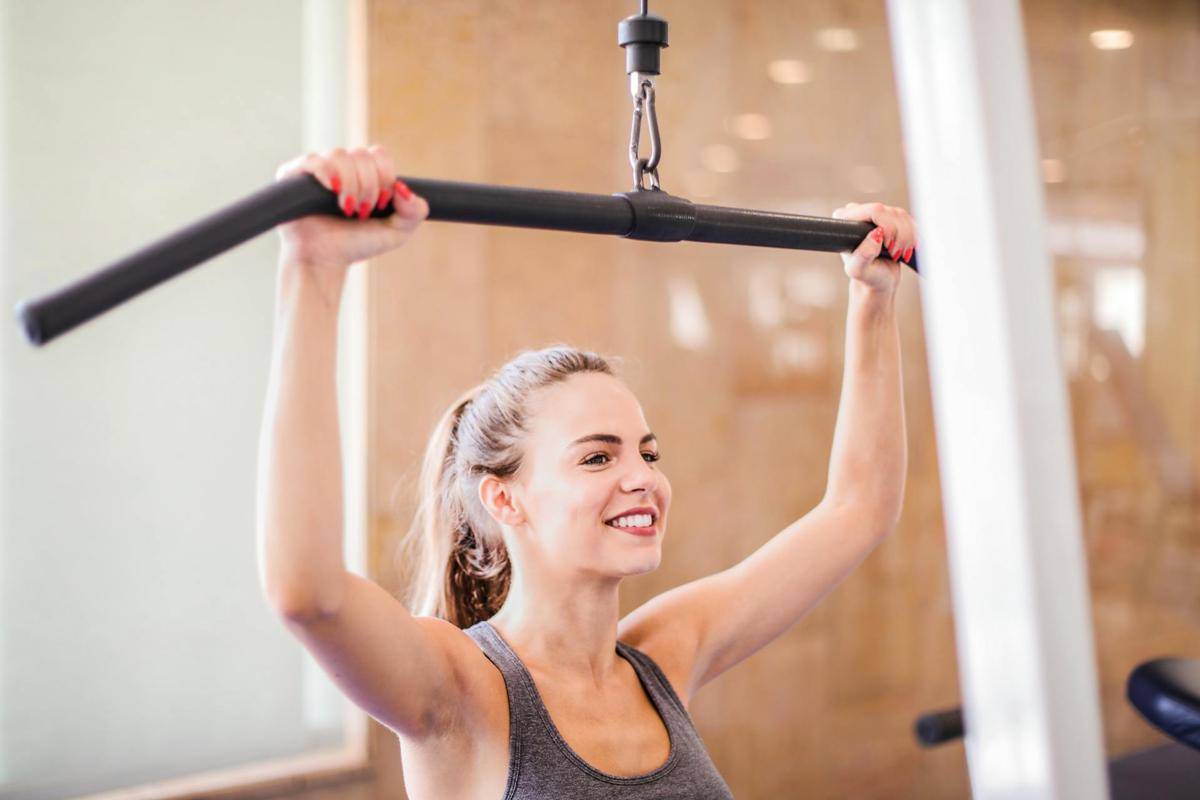 ilustrasi lat pull down (pexels.com/Andrea Piacquadio)